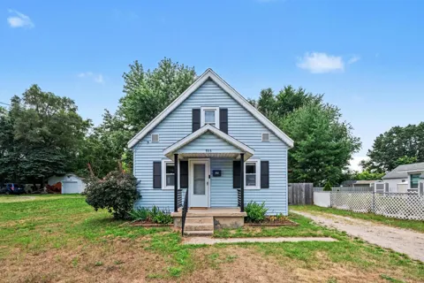 933 Benjamin Avenue NE