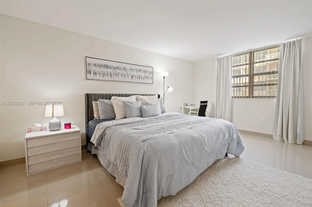 1833 S Ocean Dr #809 Hallandale Beach, FL 33009