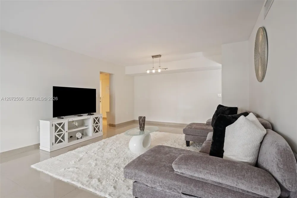 1833 S Ocean Dr #809 Hallandale Beach, FL 33009