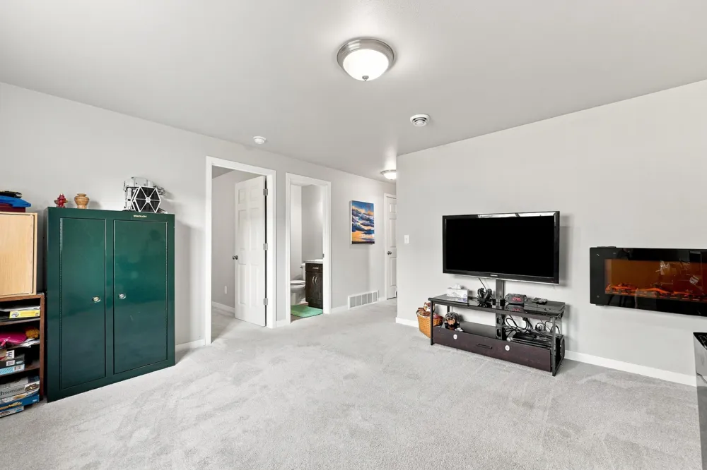 935 Eaglewood Avenue W West Fargo, ND 58078