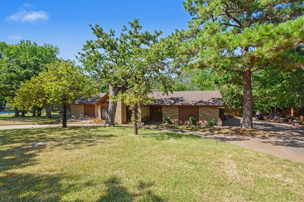 135 Creekside Drive Double Oak, TX 75077