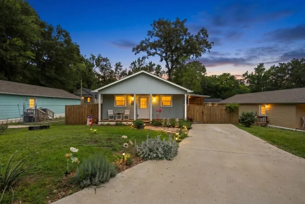 215 HULL STREET Gladewater, TX 75647