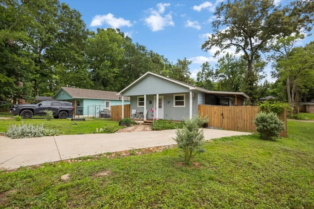 215 HULL STREET Gladewater, TX 75647