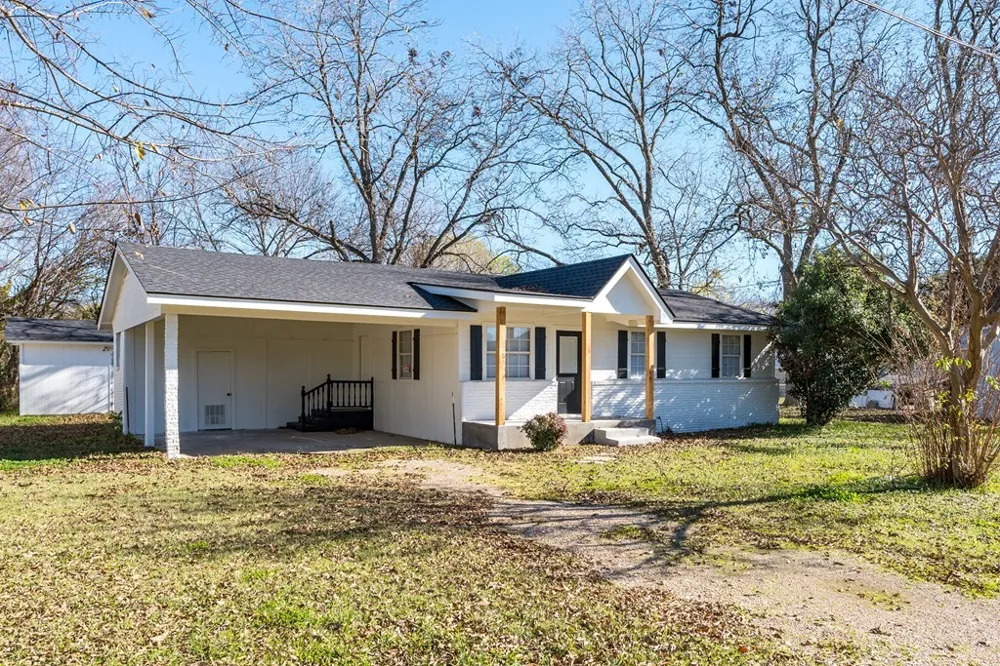 208 Coleman Street Mabank, TX 75147