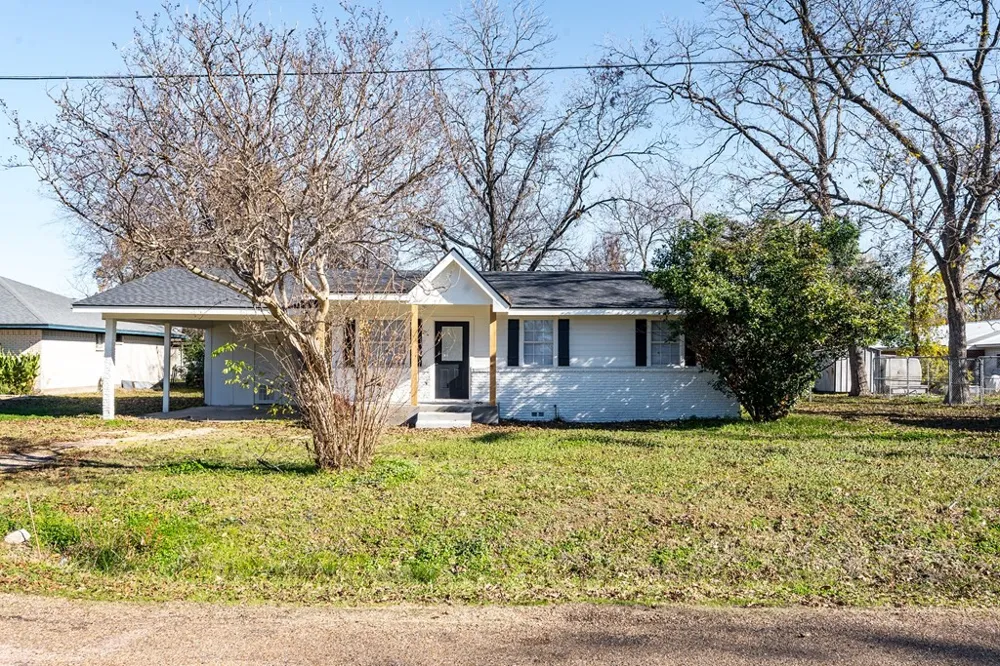 208 Coleman Street Mabank, TX 75147