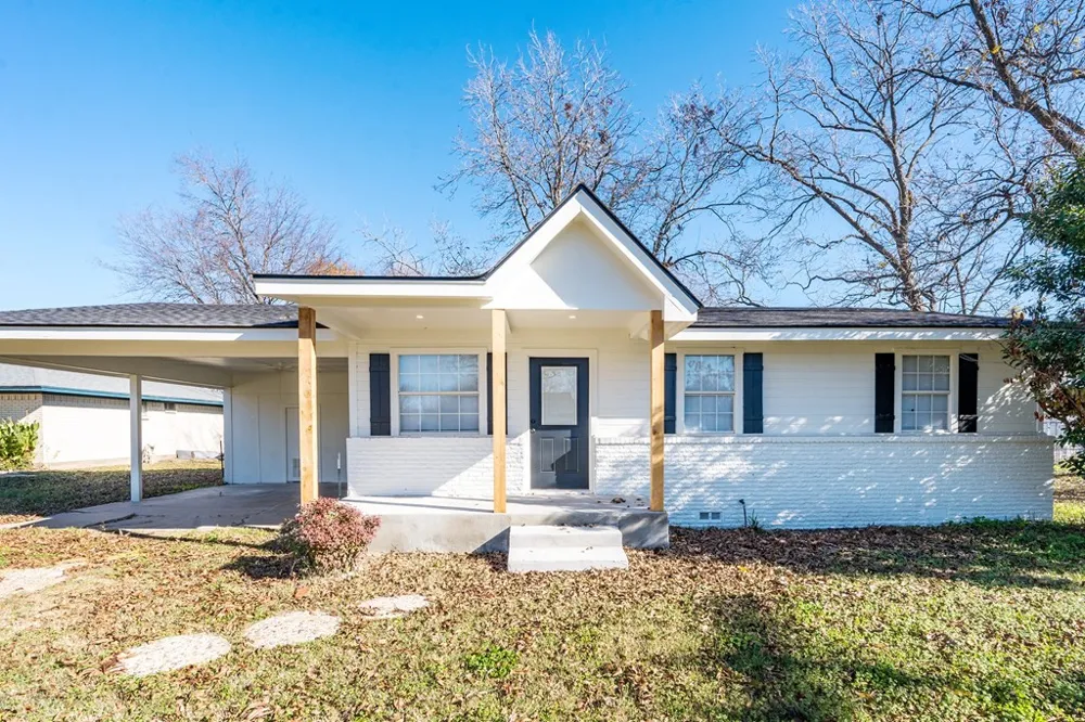 208 Coleman Street Mabank, TX 75147