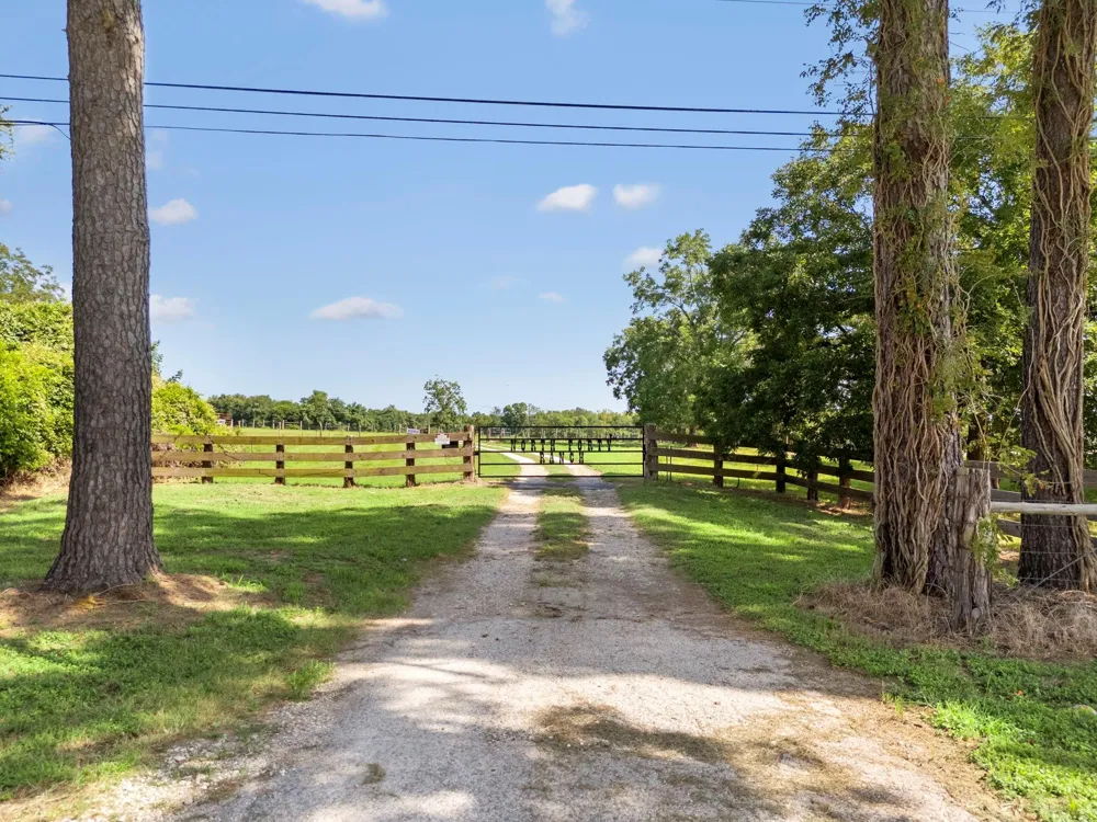 18121 Highway 105 E Plantersville, TX 77363