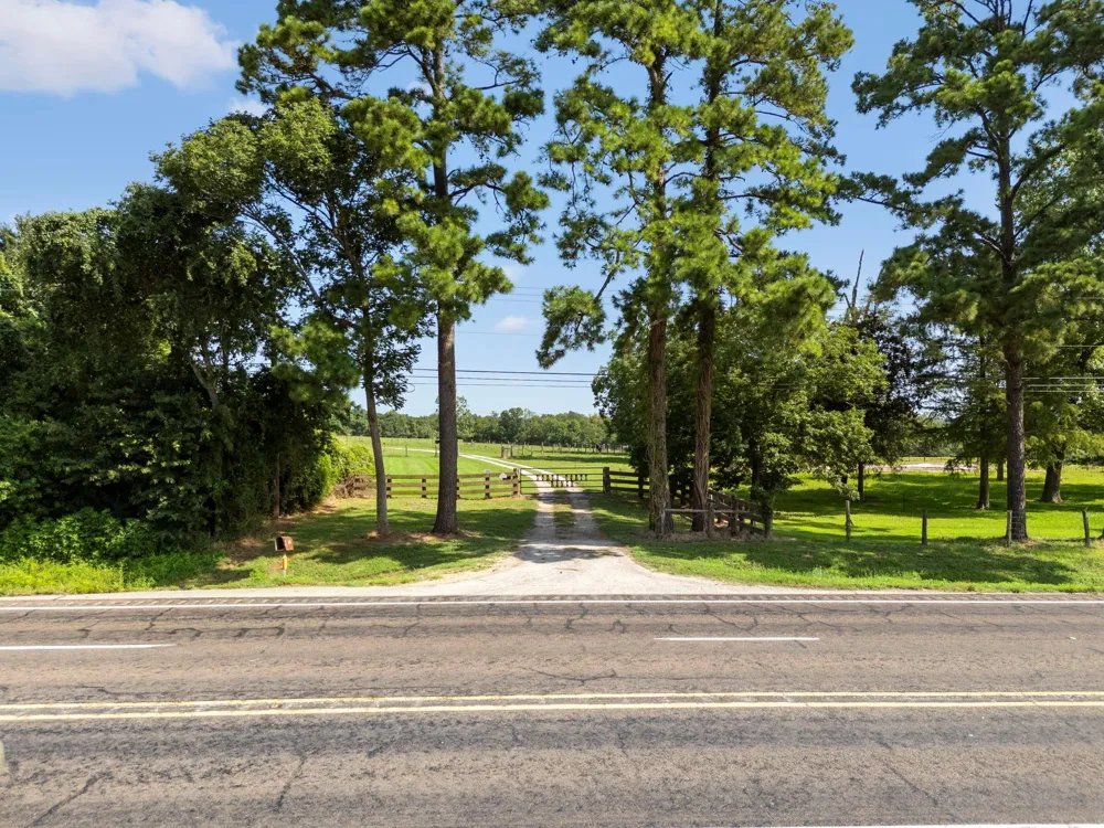 18121 Highway 105 E Plantersville, TX 77363