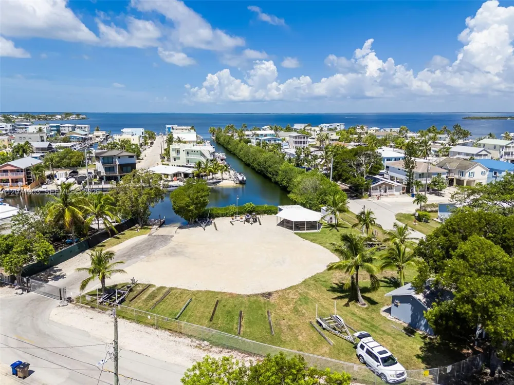 21 Mockingbird Rd Key Largo, FL 33037