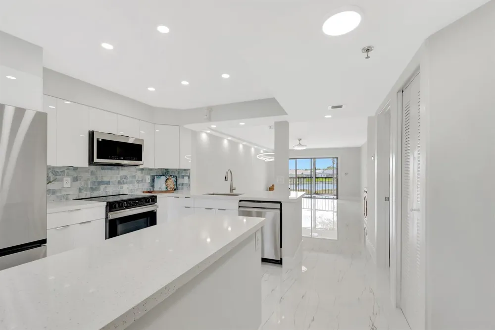 7240 Huntington Lane #202 Delray Beach, FL 33446