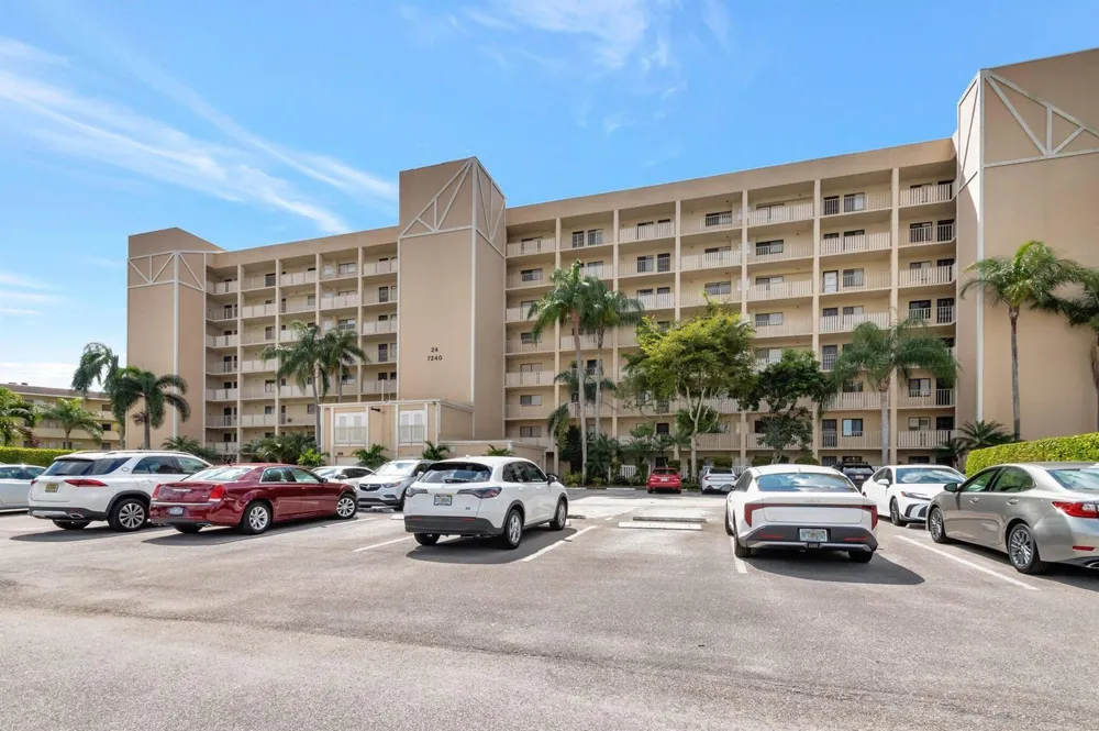 7240 Huntington Lane #202 Delray Beach, FL 33446