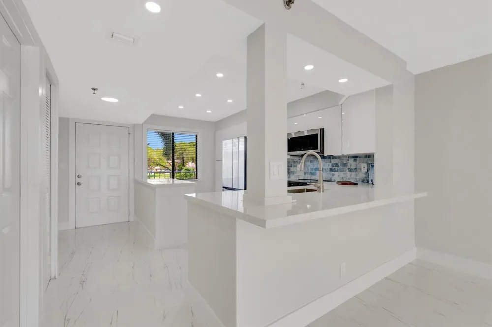 7240 Huntington Lane #202 Delray Beach, FL 33446