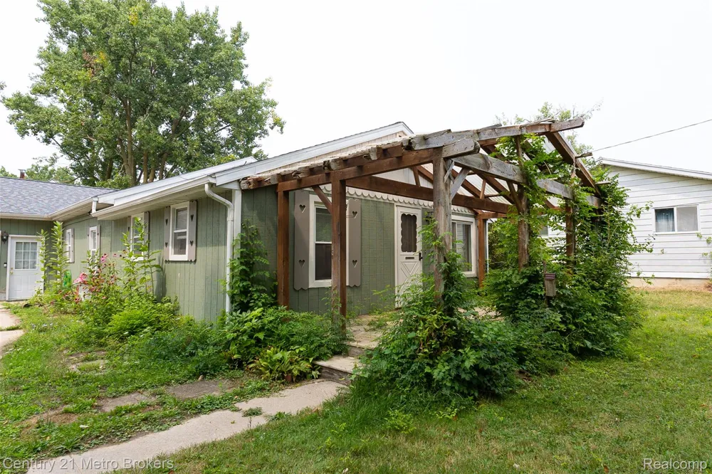 3063 Stockbridge Street Genesee Charter Township, MI 48506
