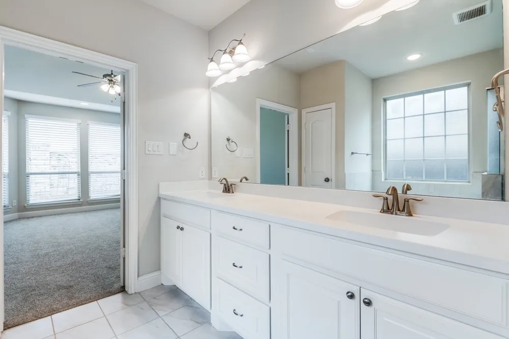 813 Warwick Boulevard Lewisville, TX 75056