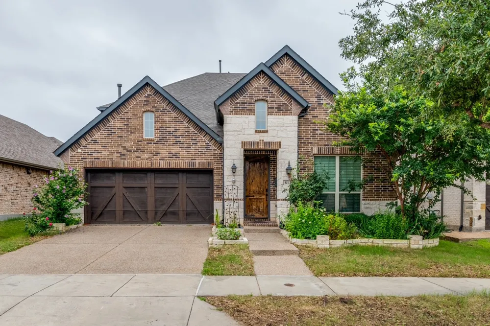 813 Warwick Boulevard Lewisville, TX 75056