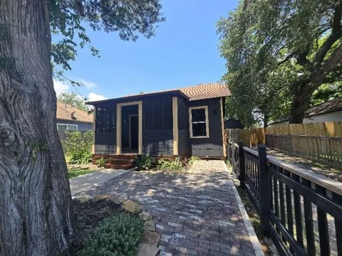 2119 Carolina Street