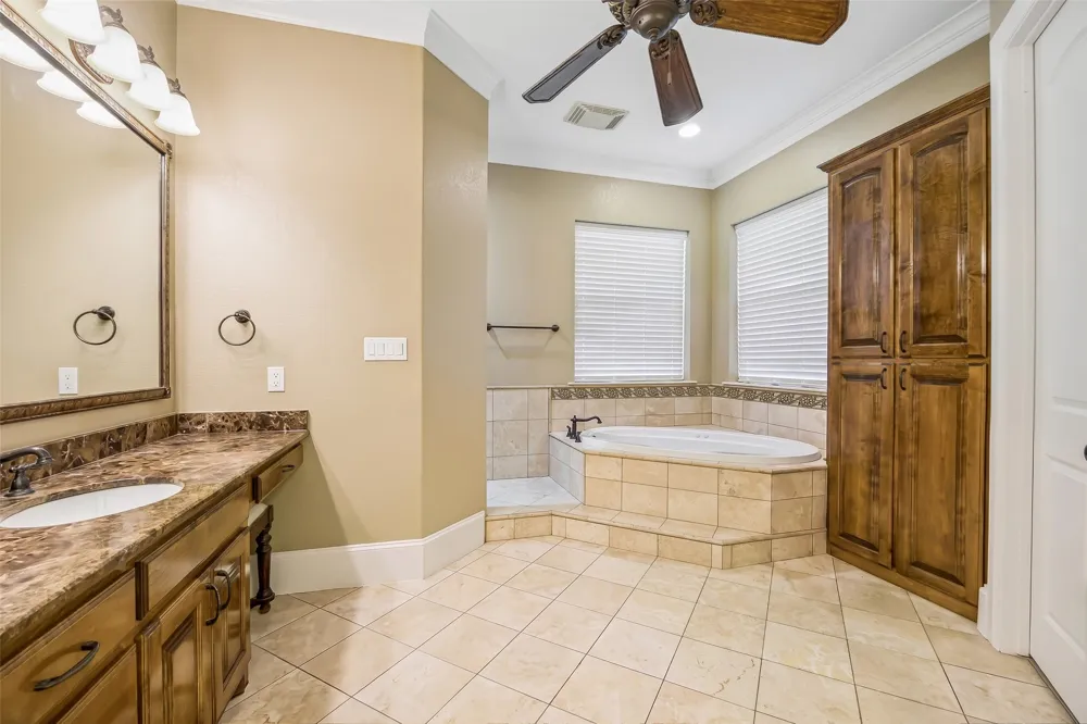 826 Cimmarron Bay Drive Runaway Bay, TX 76426