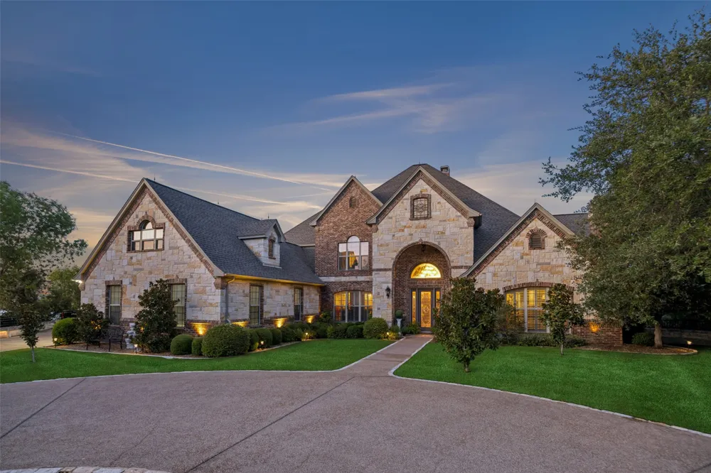 826 Cimmarron Bay Drive Runaway Bay, TX 76426