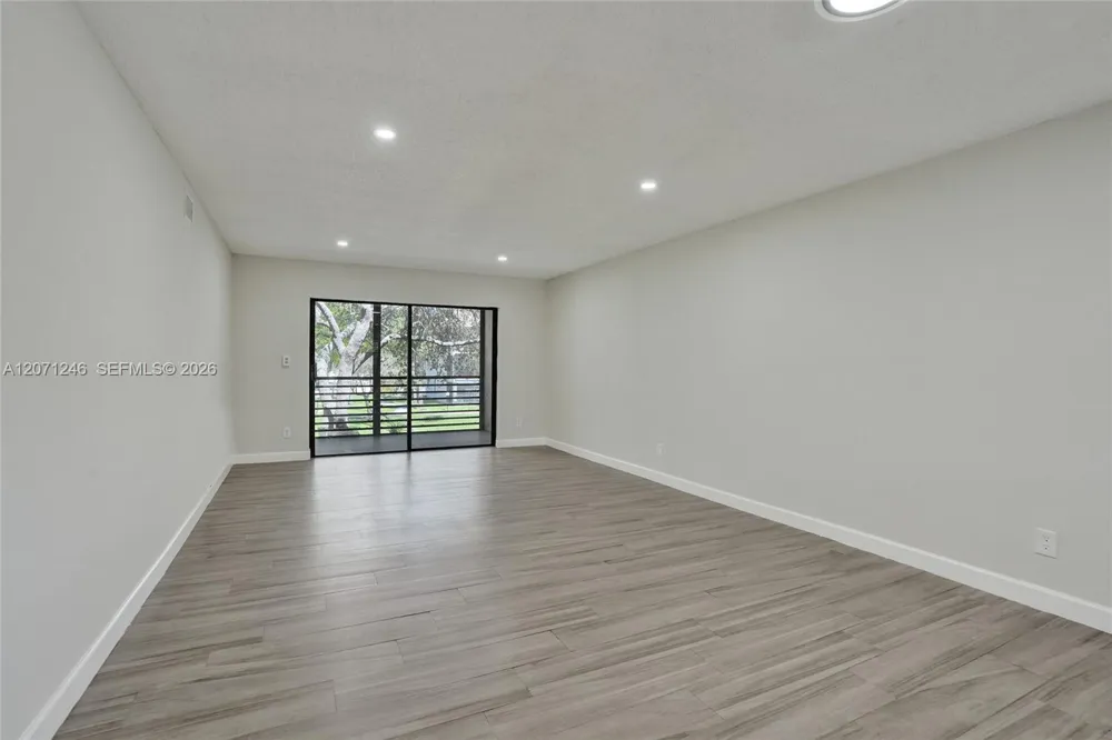 6090 Sabal Palm Blvd #208 Tamarac, FL 33319