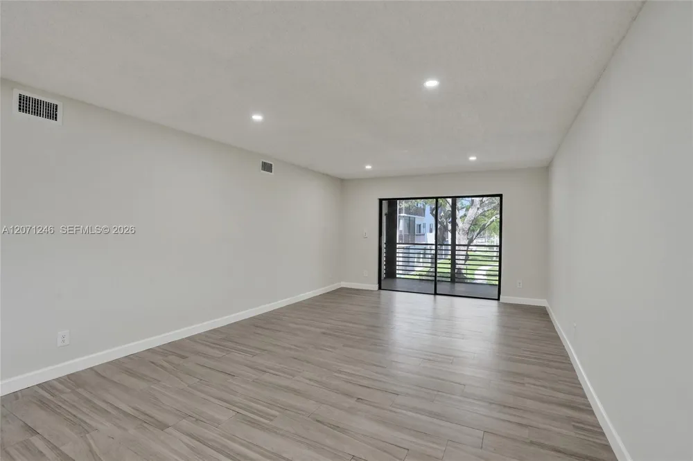 6090 Sabal Palm Blvd #208 Tamarac, FL 33319