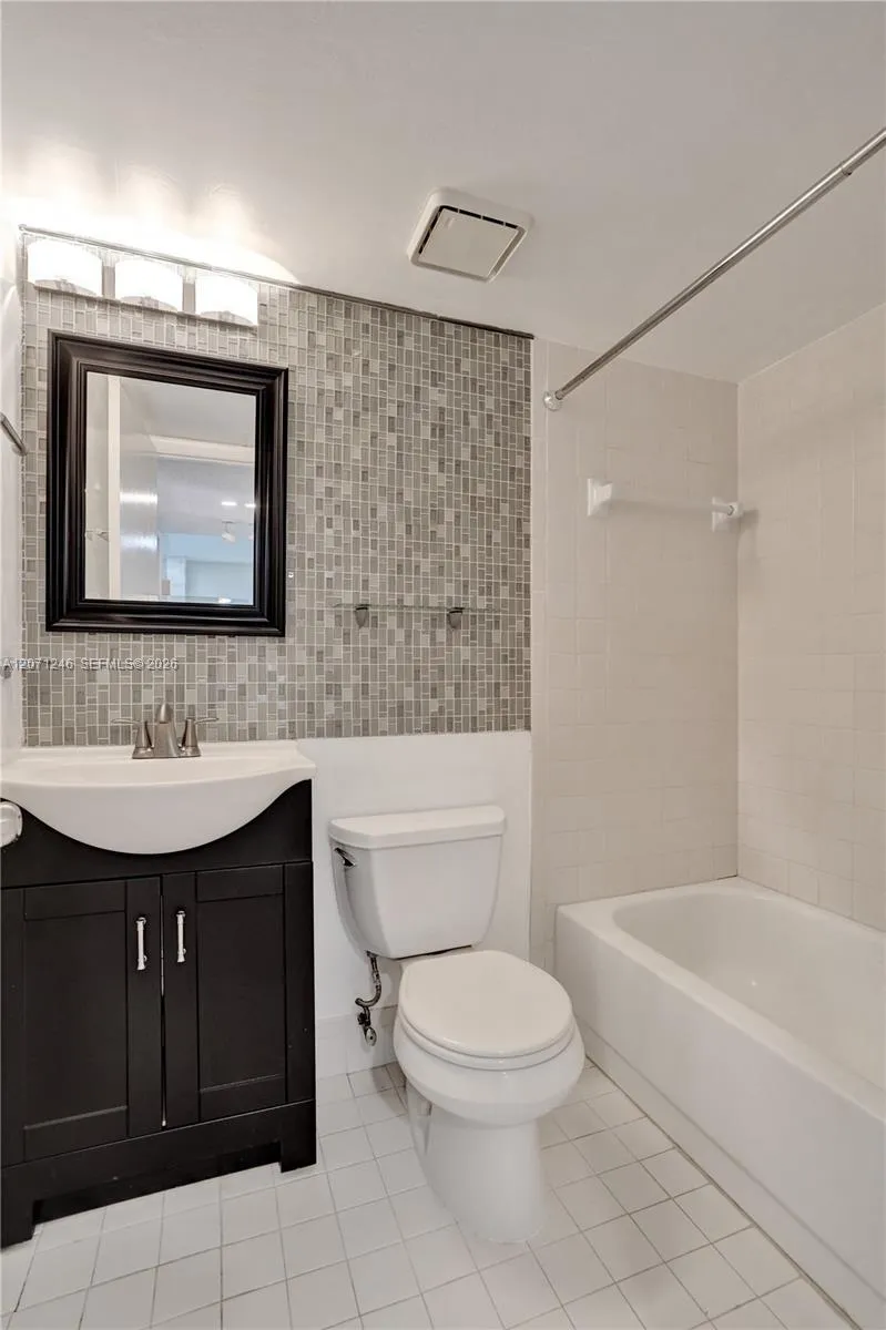 6090 Sabal Palm Blvd #208 Tamarac, FL 33319