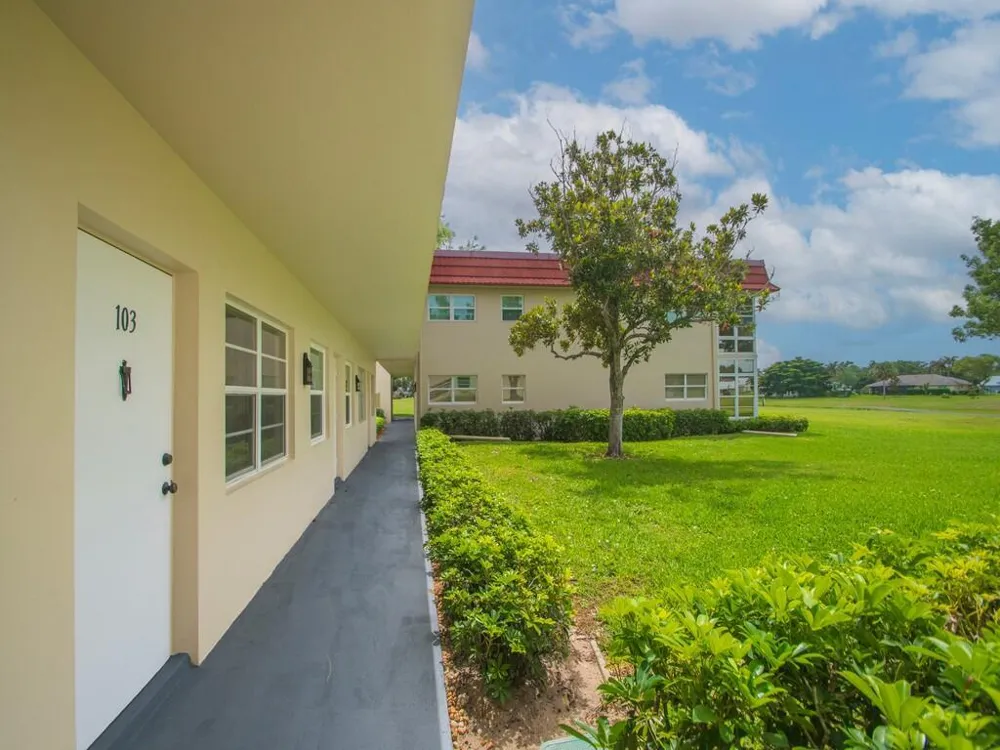 24 Pine Arbor Lane #103 Vero Beach, FL 32962