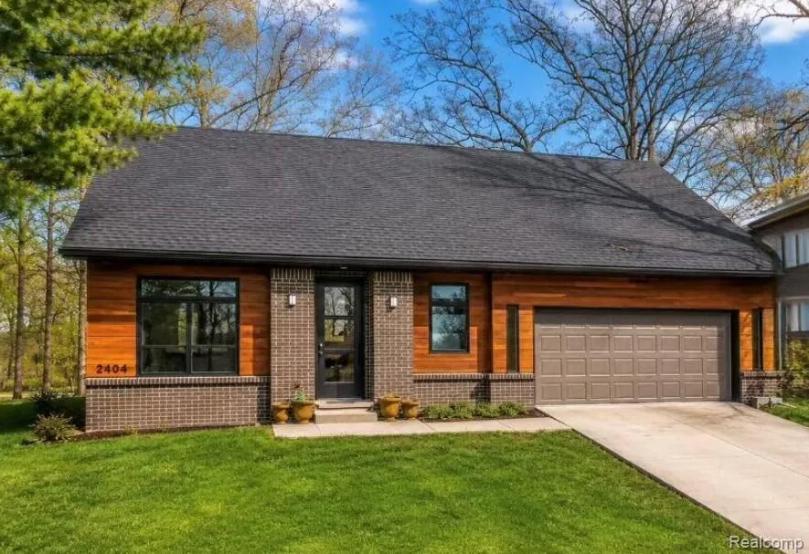 2404 Uplong Street West Bloomfield Charter Township, MI 48324