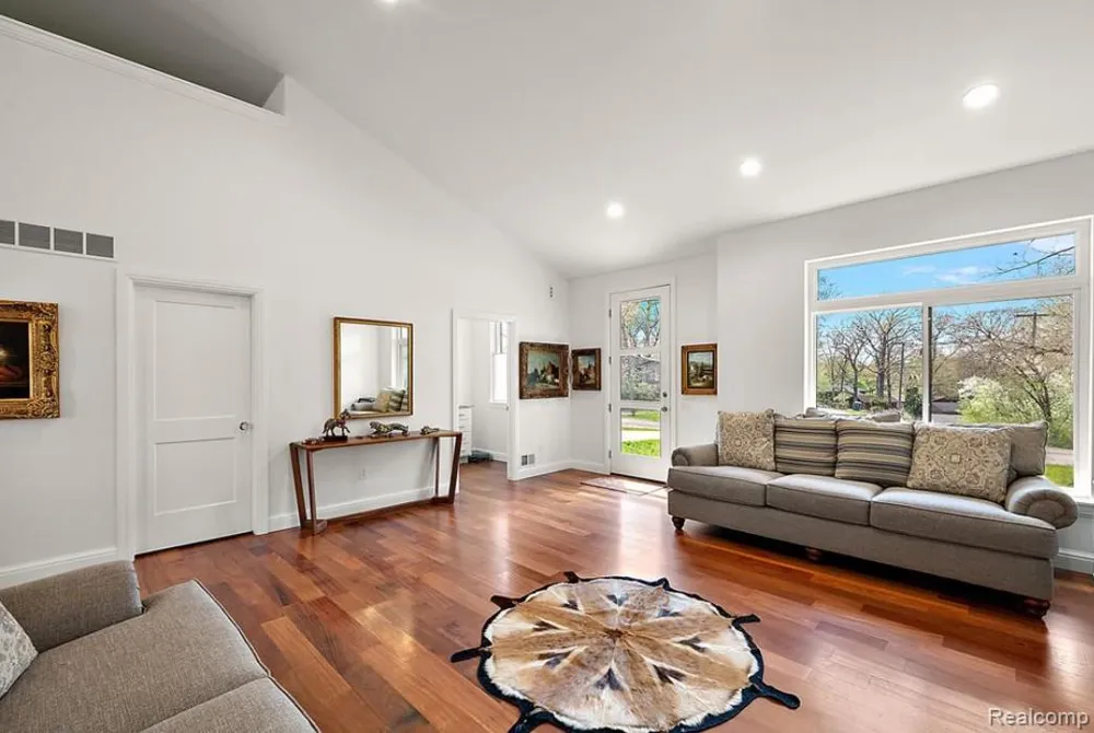 2404 Uplong Street West Bloomfield Charter Township, MI 48324