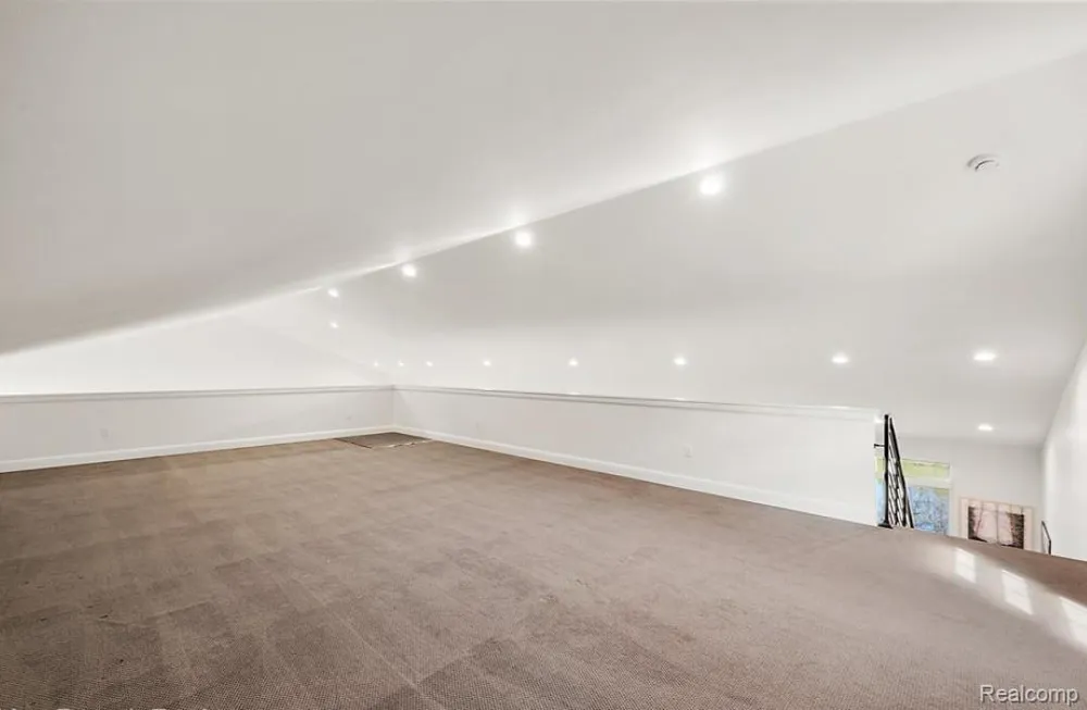 2404 Uplong Street West Bloomfield Charter Township, MI 48324