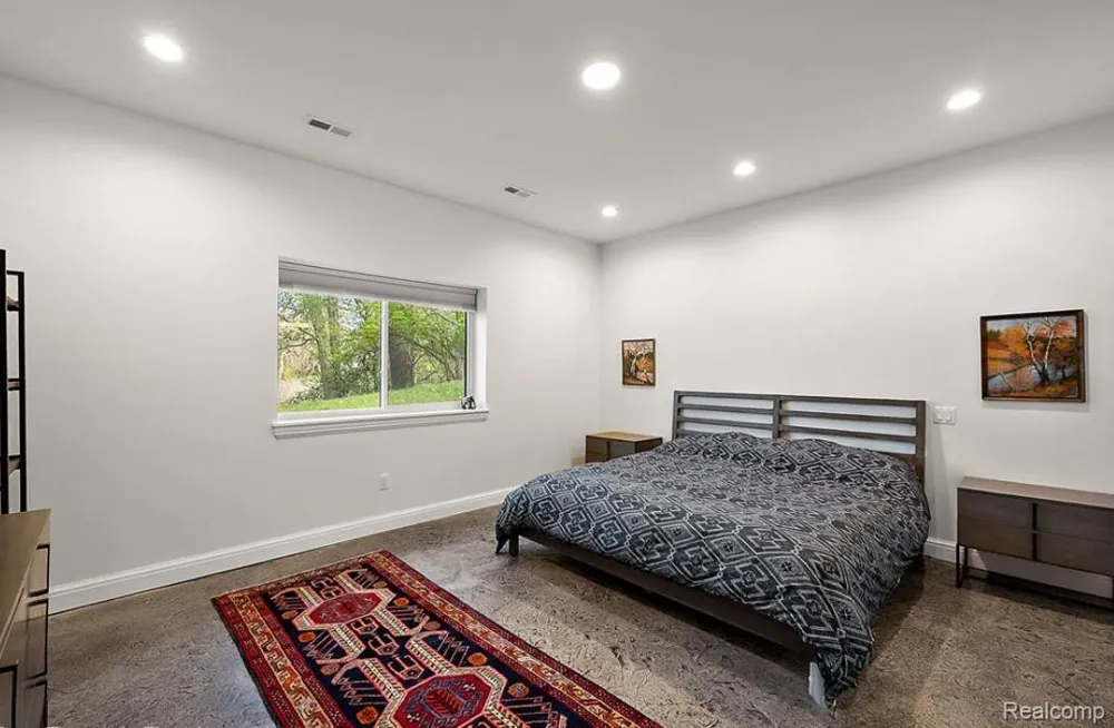 2404 Uplong Street West Bloomfield Charter Township, MI 48324