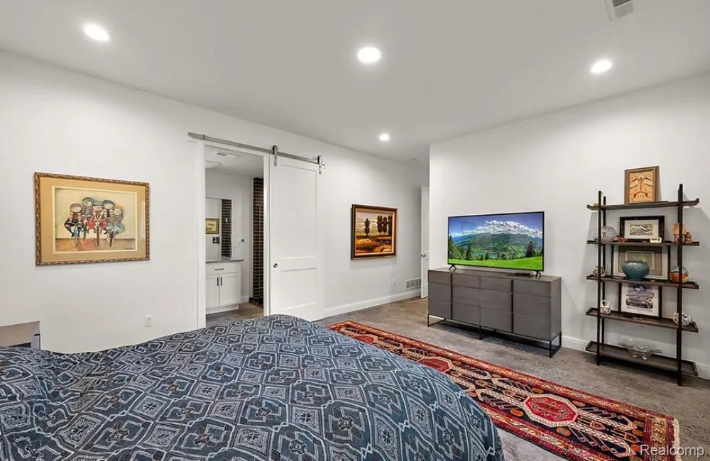 2404 Uplong Street West Bloomfield Charter Township, MI 48324
