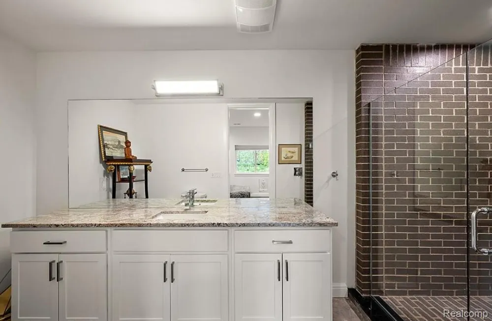 2404 Uplong Street West Bloomfield Charter Township, MI 48324