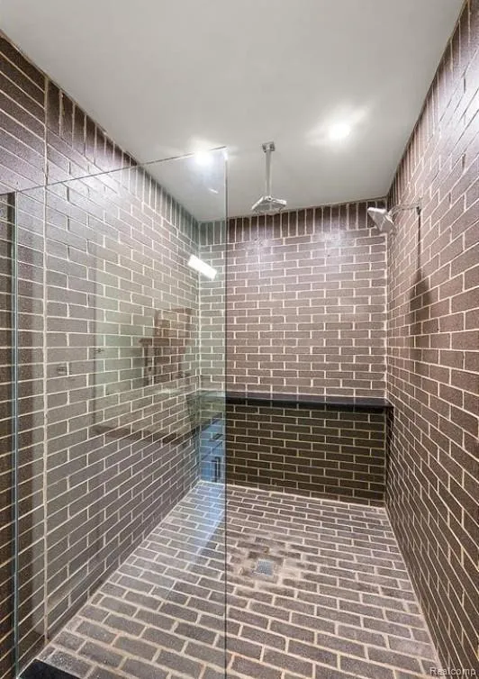 2404 Uplong Street West Bloomfield Charter Township, MI 48324