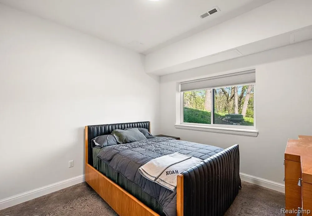 2404 Uplong Street West Bloomfield Charter Township, MI 48324