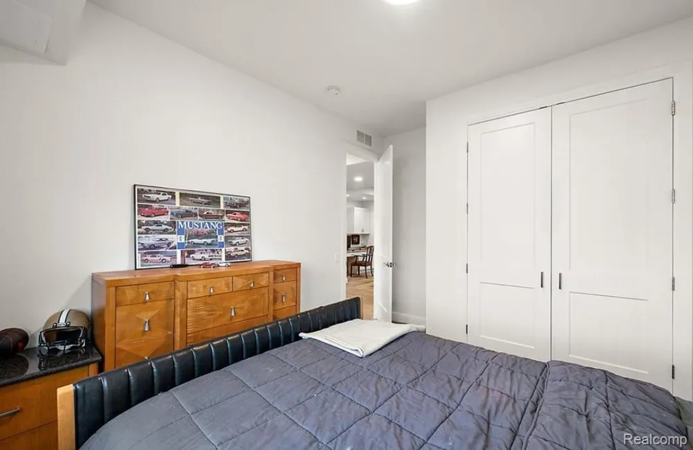 2404 Uplong Street West Bloomfield Charter Township, MI 48324