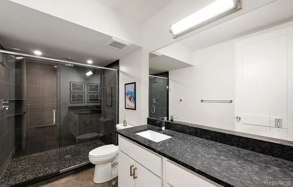 2404 Uplong Street West Bloomfield Charter Township, MI 48324