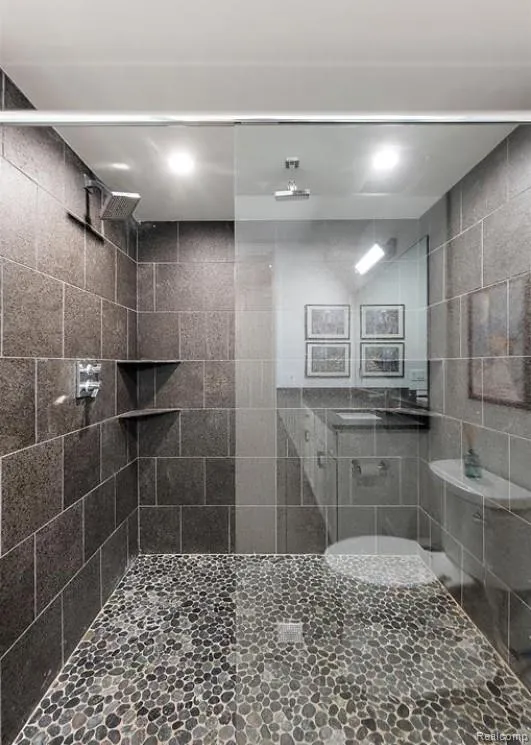 2404 Uplong Street West Bloomfield Charter Township, MI 48324