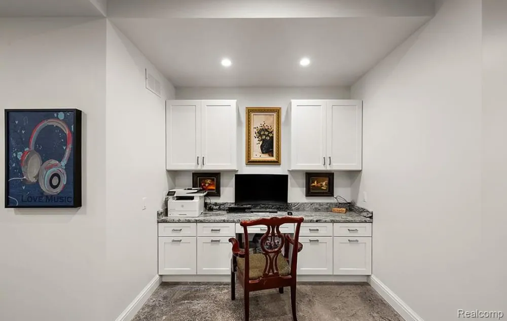 2404 Uplong Street West Bloomfield Charter Township, MI 48324
