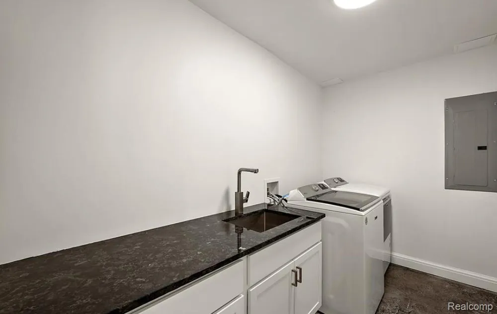 2404 Uplong Street West Bloomfield Charter Township, MI 48324