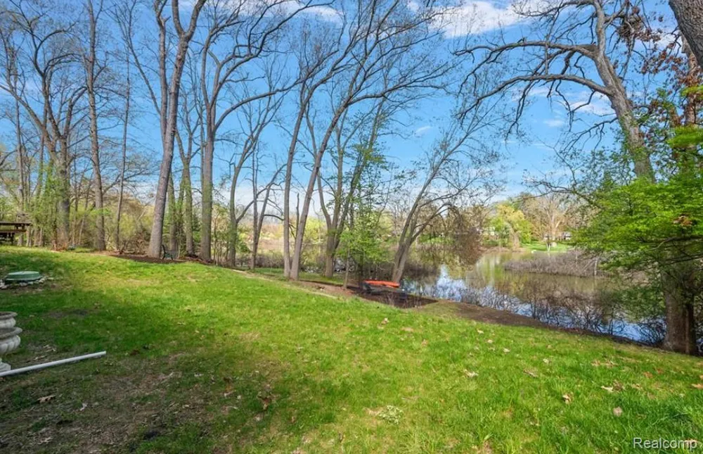 2404 Uplong Street West Bloomfield Charter Township, MI 48324