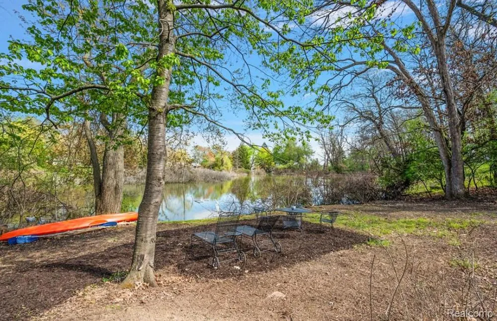 2404 Uplong Street West Bloomfield Charter Township, MI 48324