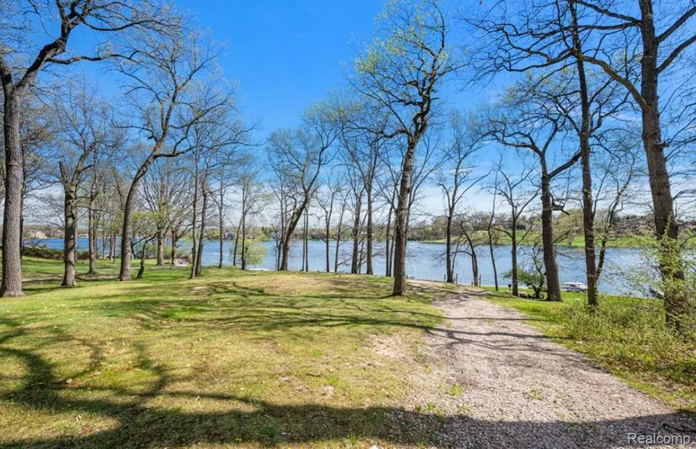2404 Uplong Street West Bloomfield Charter Township, MI 48324