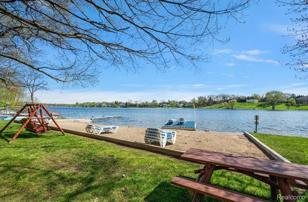 2404 Uplong Street West Bloomfield Charter Township, MI 48324