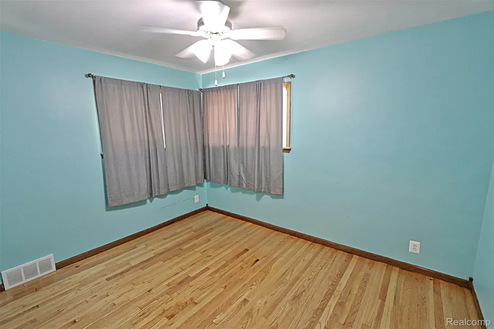 18785 Dale Avenue Allen Park City, MI 48101