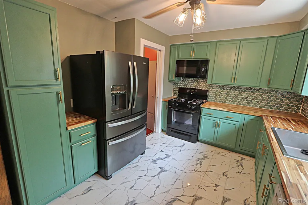 18785 Dale Avenue Allen Park City, MI 48101