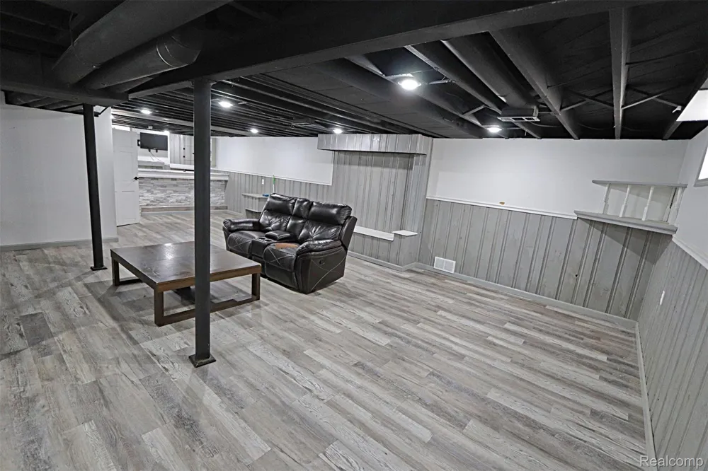 18785 Dale Avenue Allen Park City, MI 48101