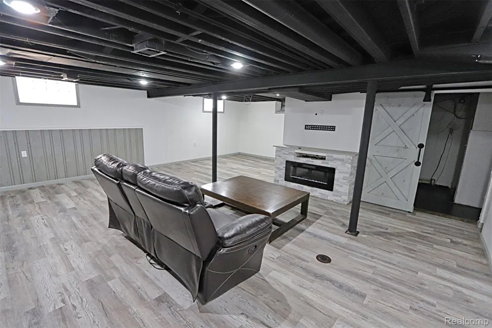 18785 Dale Avenue Allen Park City, MI 48101