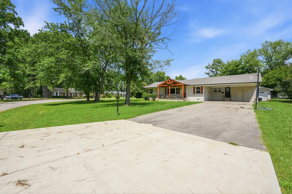99 Lakewood Dr Lexington, TN 38351