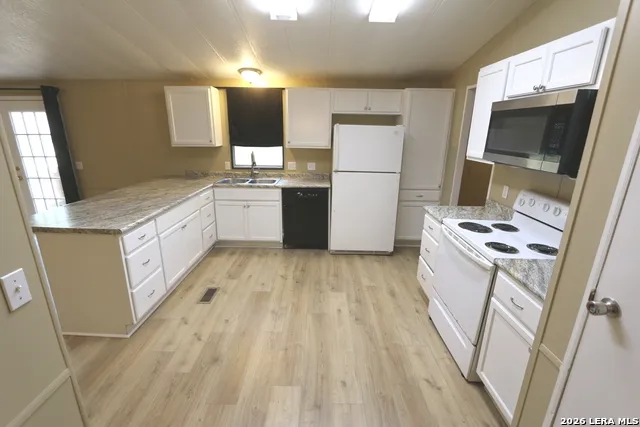 76 & 76B Post Oak La Vernia, TX 78121