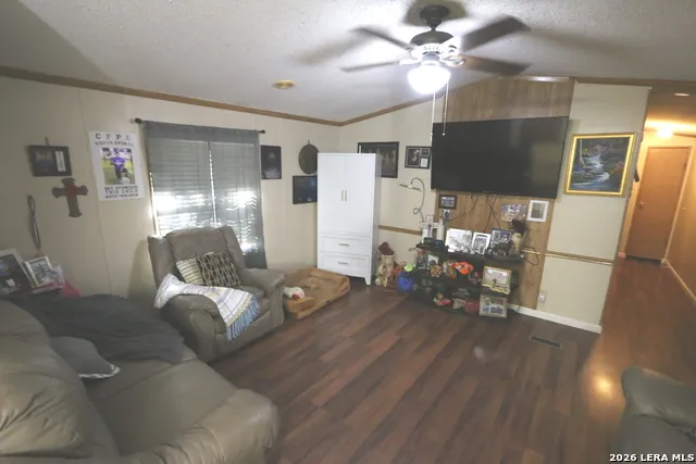 76 & 76B Post Oak La Vernia, TX 78121